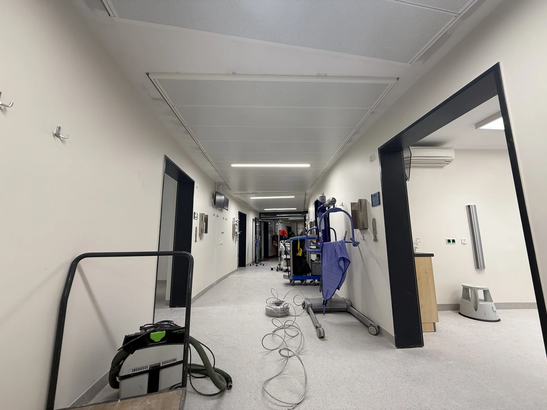 Fertiggestellte Brandschutzwand mit Durchführungsschott