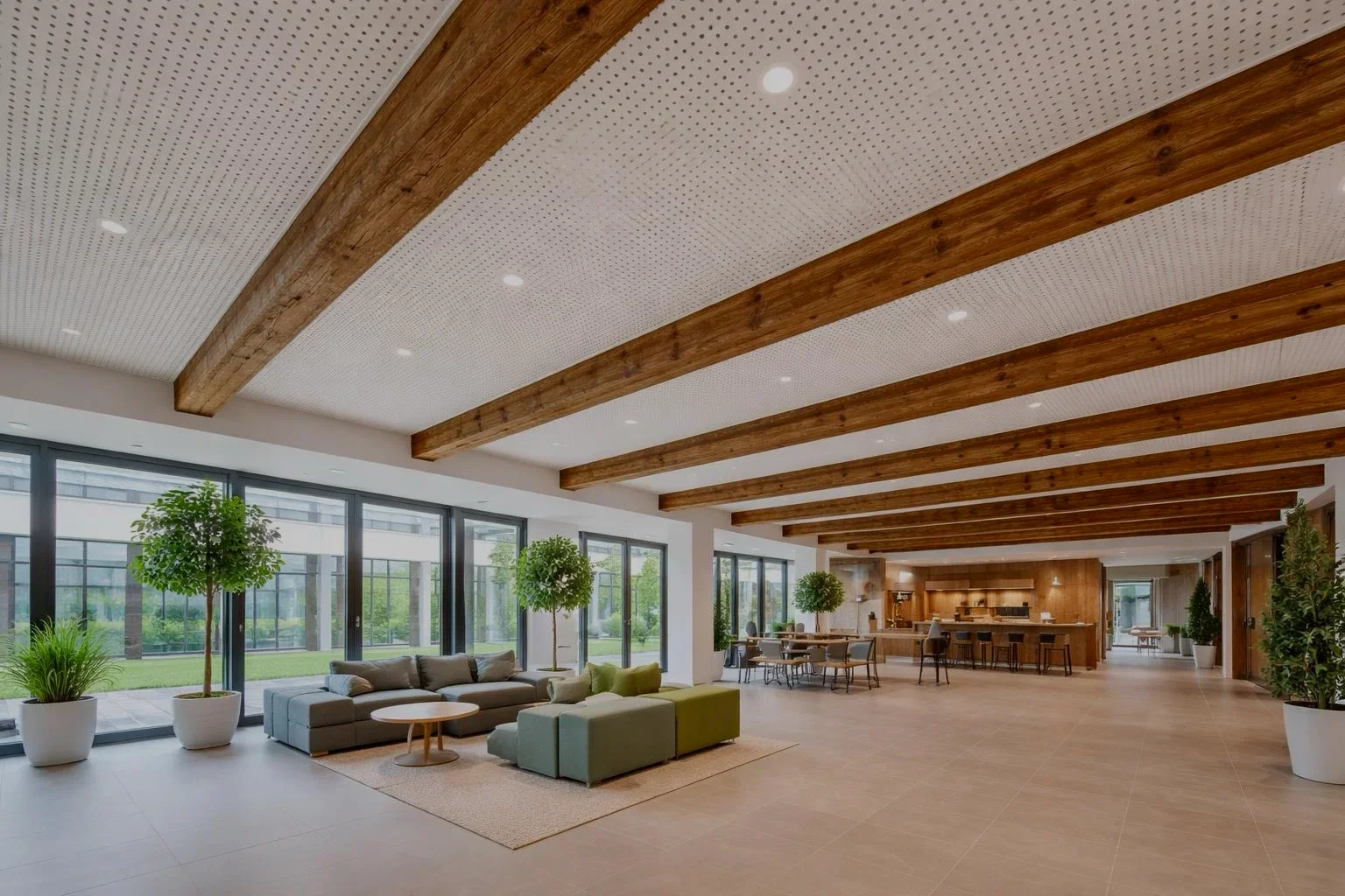 Lounge-Bereich mit Akustikdecke und sichtbaren Holzbalken